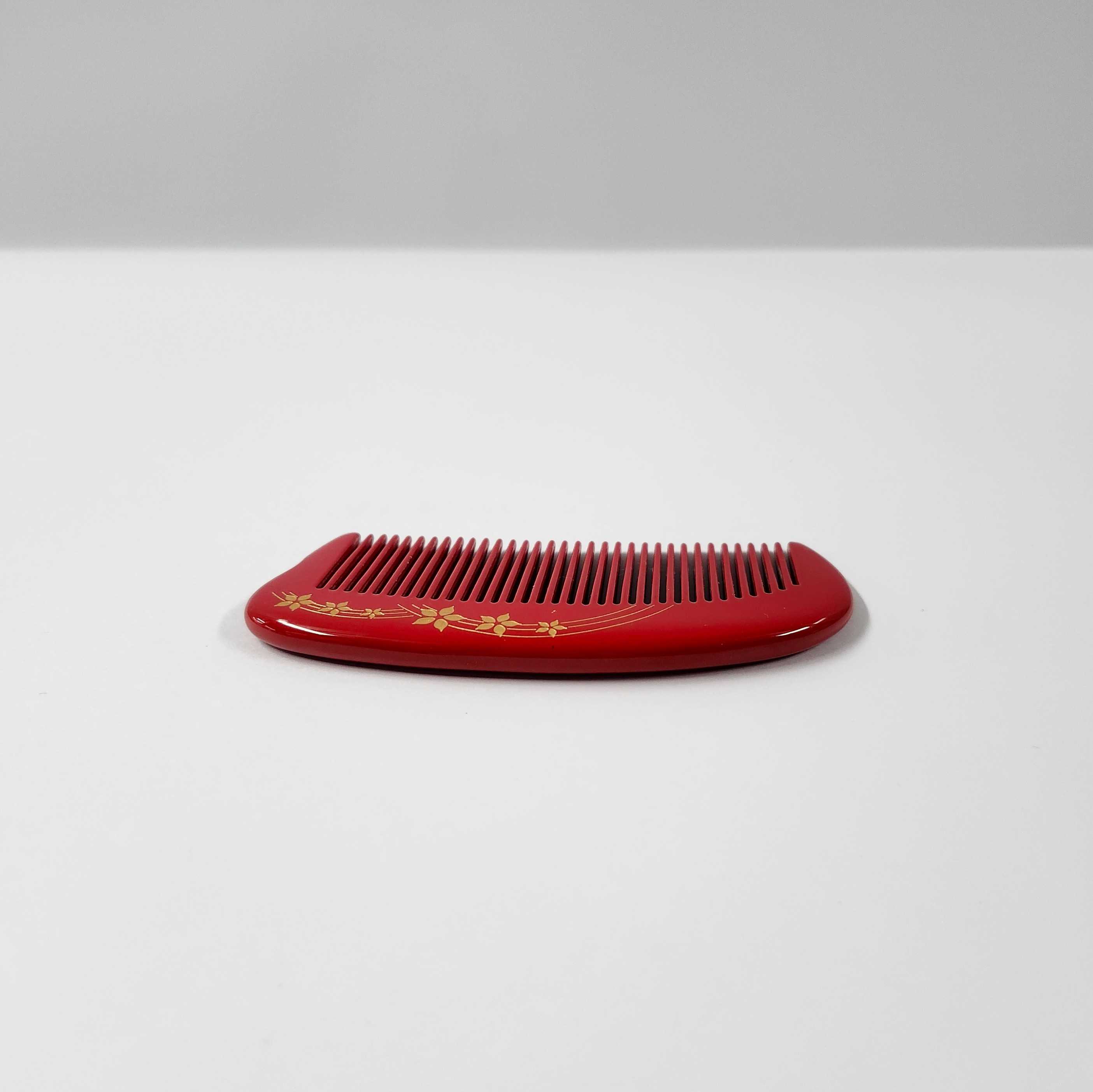 This is another side of the comb. There's a strong highlight, which indicates the comb being coated in something like resin or glossy paint making it very smooth looking and reflective.